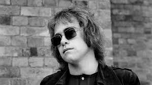 Elton John": O início ao estrelato com o álbum preto