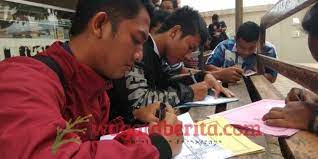 Unit pemadan kebakaran trenggalek mengamankan seekor ular piton atau sanca kembang sepanjang 2,5 meter dari kandang ternak ayam milik warga. Pendaftaran Tenaga Satpol Pp Dan Damkar Di Trenggalek Diserbu Ratusan Pencaker Wagata Berita