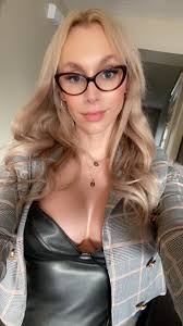 Dramatic and Glamorous Entryway Design