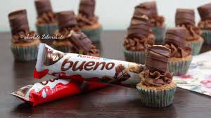 Bei der zubereitung darf aber auch der bäcker oder die. Mini Kinder Bueno Cupcakes Rezept Cupcakes Backen Dekorieren Absolute Lebenslust