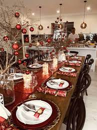 Christmas Table Setting With Gold Placemats Red Charger Plates Christmas Table Christmas Dinner Table Christmas Table Settings