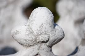 Empfinden sie trotz bunter blumenbeete hier und da ihren garten an einigen stellen zu farblos, können sie dem mit einigen interessanten dekorationen entgegenwirken. Steinfigur Krone Fur Den Konig Deko Garten Frostfrei Dekoration Steinguss Figuren Statuen Gartendeko
