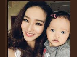 出生 1979年7月4日 （ 42歲） 臺灣 基隆市: å°ç£è'—åä¸»æŒäººæ­å¼Ÿè€å©† é„­é›²ç‡¦ æ¯æ—¥é ­æ¢