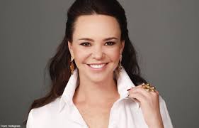 Natasha Klauss mostró sensuales pecas con profundo escote - Candela