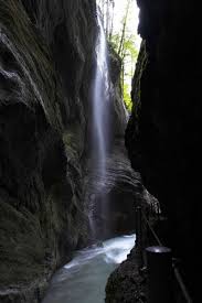 Es geht moderat aber teilweise auch steiler bergauf, beim eckbauer hat man eine super aussicht auf das gesamte wettersteingebirge und die bis 80 meter tiefe klamm im abstieg ist eine wirklich tolle sehenswürdigkeit. Partnachklamm Garmisch Partenkirchen Ausflugsziele Garmisch Partenkirchen