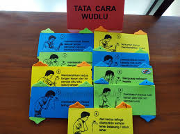 Selain berwudu dengan air, ada juga tindakan bersuci dari hadas kecil atau besar tanpa menggunakan media air yang disebut tayamum. Distributor Alat Peraga Edukatif Tata Cara Wudhu Bali Madaniah