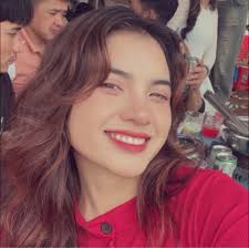 Lại là cô ấy, cô gái có đôi mắt biết nói, biết kể chuyện của núi rừng Tây  Nguyên. Người con gái Ê Đê ngày nào, ai vẫn còn nhớ bạn ấy