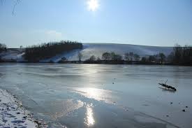 Le niveau d'eau, très variable selon les. Lac De La Thesauque Pris Par Les Glaces Photolive Toutes Les Photos Meteo En Temps Reel Infoclimat