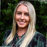 Ellena Barnes's Instagram, Twitter & Facebook