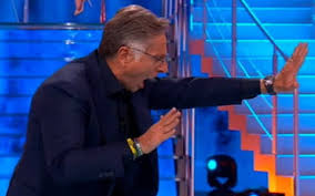Paolo bonolis è nato a roma ed era figlio unico di un sardo e di una salernitana di origini rumene. Ascolti Tv Paolo Bonolis Non Fa Miracoli Avanti Un Altro Crolla Di Domenica Sera La Voce Che Scuote Mediaset Il Tempo