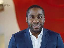 Taís araújo e lázaro ramos celebram 16 anos de casamento: Caso Lazaro Globonews Comete Gafe Ao Confundir Serial Killer Com Ator