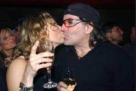 During his career, he has published 26 albums (not including unofficial releases) and has written over 250 songs, as well as lyrics for other artists. Laura Schmidt Chi E Eta Vita Privata E Figlio Moglie Di Vasco Rossi