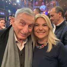 Şampiyonlarımız, sırt sırta çalıştığımız canım takım arkadaşlarım,  aylarımızın, günlerimizin ve saatlerimizin geçtiği stüdyomuz, ekibimiz…  Acısıyla tatlısıyla, yorgunluğuyla mutluluğuyla @masterchefturkiye 2024  sezonunu geride bıraktık.. İnsan çok ...