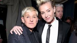 Their famous romance spans two decades, beginning in the year 2000. Handchenhaltend Ellen Degeneres Mit Portia In Montecito Promiflash De