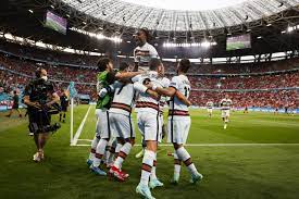 Pepe meets fernandes' outswinging corner with a firm downward. Sj85xdomyhhi9m