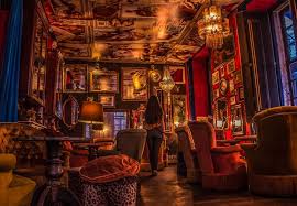 Pensao Amor Em Tempos Um Bordel Agora Espaco De Tertulias Artisticas Lisbon Venice Italy Travel Cute Cafe