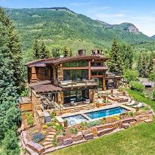 Would You Want To Live In A House Surrounded By Mountains Where Everyday You Will Be Greeted By Picturesque View Mansions Dream House Exterior Beautiful Homes