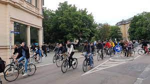 With treat williams, udo kier, lori loughlin, blake clark. Heute Abend Critical Mass Fahrraddemo In Halle Du Bist Halle