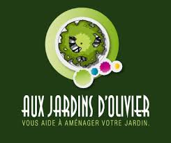 Symbole de la provence, de la longévité et de la sérénité, l'olivier resplendit au cœur du jardin. Aux Jardins D Olivier