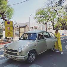 桐島かれん on instagram 今日は インドの古い車 アンバサダー で移動 宿泊先の宿 スカーレット の車です デリー ハウスオブロータス houseoflotus vehicles car