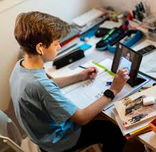 Keiner von ihnen, der für kinder und jugendliche eine maskenpflicht ohne wissenschaftliche studien (und die gibt es in. Corona Und Schule Unterricht Auf Distanz Mit Tablet Oder Papier Welt