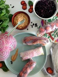 Bonjour Mon Petit Printemps Viens N Ai Pas Peur Approche Je T Accueille Dans Ma Corbeille A Fruits Je Te Laisse Rouleau De Printemps Alimentation Riz Noir