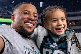 BREAKING NEWS : Saquon Barkley left practice at NovaCare Complex to the shock of his teammates, sources say, after receiving a call from his wife about their eldest daughter's condition - His daughter was bullied at a prestigious Houston school in a terrible state, a parental taboo, and he vowed to sue to protect his daughter-vut