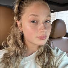 Alyssa Michelle's Instagram, Twitter & Facebook