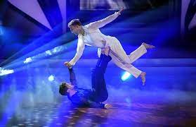 Nicolas puschmann und vadim garbuzov tanzen für die jury einen tango zu „neruda“ von rupa & the april fishes. Puschmann Tanzt Sich An Die Spitze Bild Des Tages 27 03 2021 Queer De