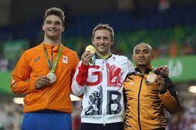 We leggen de krachtpatsers van de sprintploeg zes stellingen voor. Silver Medalist Matthijs Buchli Of The Netherlands Gold Medalist Jason Kenny Of Great Britain And Bronze Medalist Azizulhasni Awang Of Malaysia Celebrate Fiets