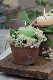 Tischdeko Mit Holunderbluten Und Kerzen Tisch Dekorieren Blumengestecke Kerzen
