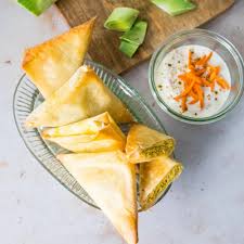 Samoussa Dinde Poireau Au Curry Raita De Carottes La Cerise Sur Le Maillot Recette En 2020 Samoussa Dinde Alimentation