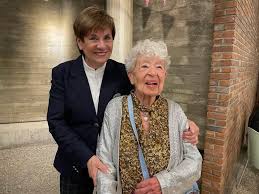 Gisteren vierden we Alice Thoen in Westrand Dilbeek. 100 jaar werd ze! Een  voorbeeld van gracieus ouder worden. 🥳🥳🥳