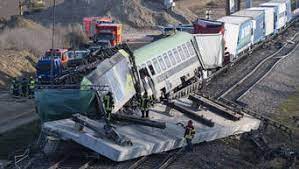An 365 tagen im jahr, rund um die uhr aktualisiert, die wichtigsten news auf tagesschau.de Baden Wurttemberg Zugungluck Bahn Kracht In Betonteil Und Entgleist Mann Stirbt Welt