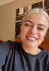 Emily Wessels's Instagram, Twitter & Facebook