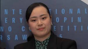 Może się czepiam, ale... Orkiestra elegancka, wytworna, pod białymi  muchami, a Pan Dyrygent? Jakby był na próbie. Taki dysonans.