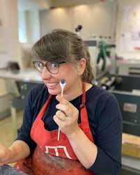 I may have spent too many days in a row in the studio when this photo was  taken. 🤣 (Thank you @parsnipsoup for taking these photos this summer! )  But I thought