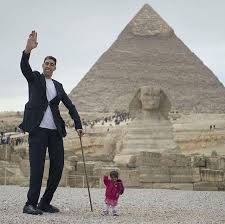 World S Tallest And Shortest Person Short Person Person Photography Tall Guys