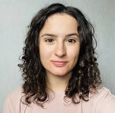 Coś optymistycznego na temat bardzo młodych sił nauczycielskich... ⏩  Jadwiga Świerczyńska, chwilę temu wybitna uczennica, a dziś studentka  informatyki na Uniwersytecie Wrocławskim ze świeżo uzyskanym tytułem  licencjata. Mimo młodego wieku i obowiązków