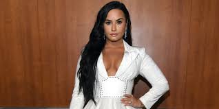 Demi lovato just chopped off all her hair. Demi Lovato Cut Her Long Hair Into An Asymmetrical Lob Photos Allure