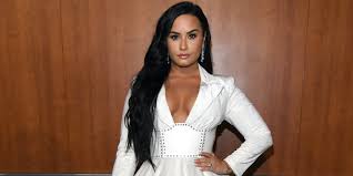 See singer demi lovato's new short bob haircut, which she unveiled thursday night on her instagram story here, courtesy of stylist cesar ramirez. Demi Lovato Cut Her Long Hair Into An Asymmetrical Lob Photos Allure