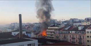 Incêndio atinge prédio antigo no centro de manaus; Visao Predio Desaba No Centro De Lisboa Depois De Uma Explosao Veja As Imagens