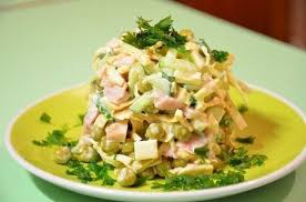 салат с копченой колбасой и свежим огурцом и сыром Salat S Kopchenoj Kolbasoj I Svezhim Ogurcom Recepty S Foto Recept Celnye Produkty Eda Meksikanskie Recepty