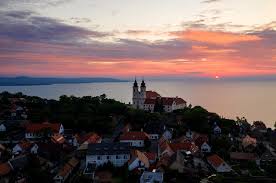 Ebben az idilli környezetben bújik. Megalapitotta Elso Ceget Azonnal Megpalyazott Nyolcmilliard Forint Allami Tamogatast Es Nyert G7 Gazdasagi Sztorik Erthetoen