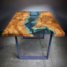 Parfois, l'insert en verre est remplacé par un miroir. Ce Designer Cree Des Tables En Bois Qui Integrent Des Rivieres De Verre