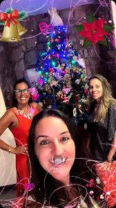 Um encontro de escritoras que embora diferentes entre si comungam os mesmos  gostos! Amigas de trajetória, amantes das palavras! Um encontro muito  especial na reabertura da « Maison West »Foi demais @escritora.ladycewest @