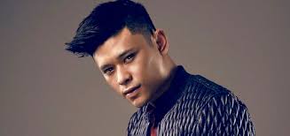 verse 1 hatiku masih berdebar tiap kali bertemu aku cuba bersuara walaupun lidah ku kelu perasaan ku padamu seluas lautan biru beriku satu peluang untuk mengenali mu. Andi Bernadee Mohon Beri Satu Peluang Lagi Sensasi Selebriti