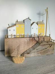 Ce Joyeux Printemps Inspire De Recuperation En Bois Bord De Mer Port Scene Dispose De 5 Gites Ruraux D Bois Flotte Art En Bois Flotte Artisanat Rural