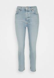 We are pairing these jeans with unique earrings and flats for a chic look! Agolde Nico Jeans Slim Fit Cliffside Light Indigo Hellblau Zalando De