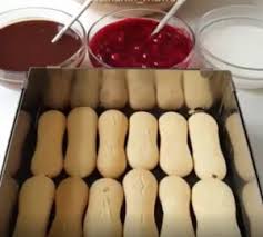Aroma capsunilor combinata cu crema de vanilie fac din aceasta prajitura banala cu desert exceptional. SimplÄ Si RapidÄ PrajiturÄ Cu Piscoturi Si Dulceata Gustoase Net